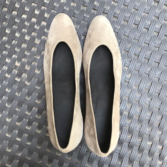 Stuart Weitzman Classic Suede Pump | Size 8.5 - Picture 9 of 9